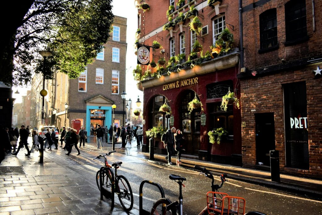 How do pubs buy beer